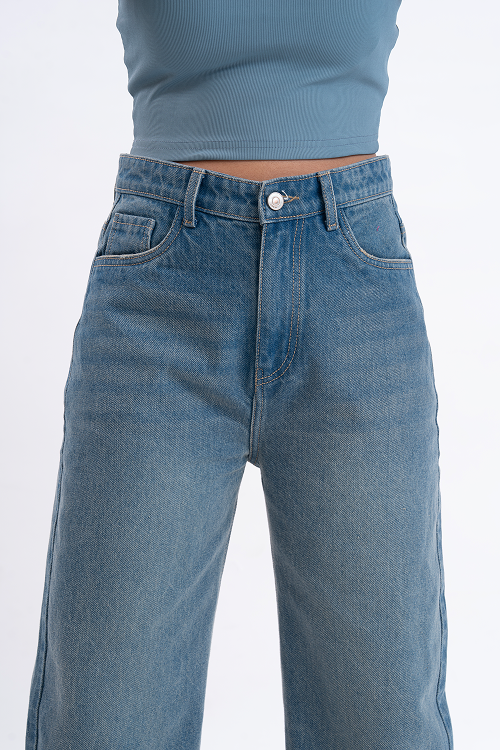 SIGNATURE  Vintage Wash Whisker Straight Fit Jeans